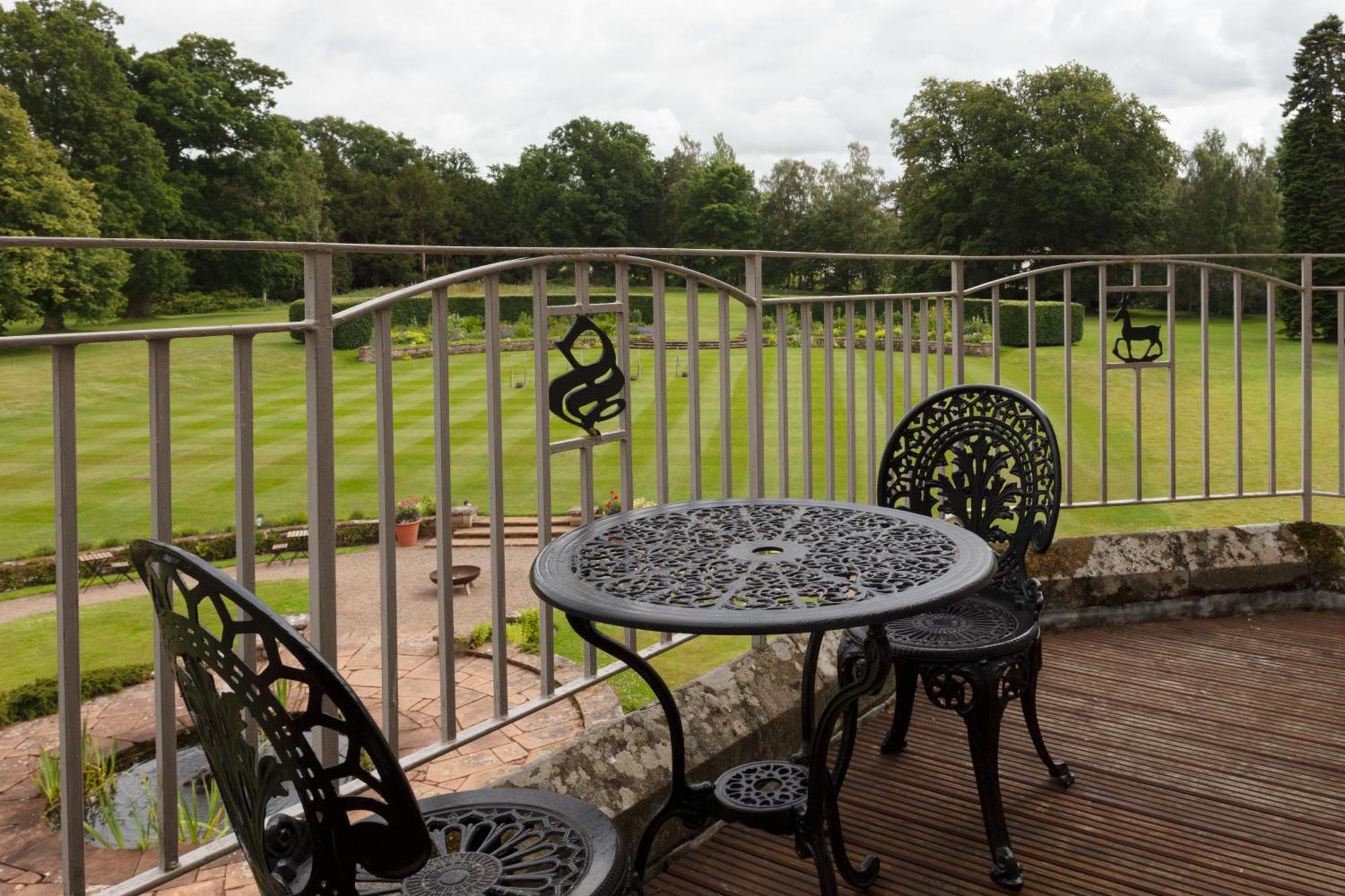 Schloss Roxburghe, Part Of Destination By Hyatt Exterior foto The balcony at the hotel