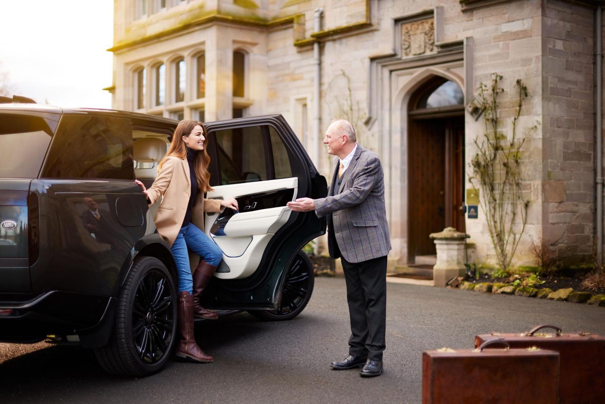Schloss Roxburghe, Part Of Destination By Hyatt Exterior foto A chauffeur opening the car door for a passenger
