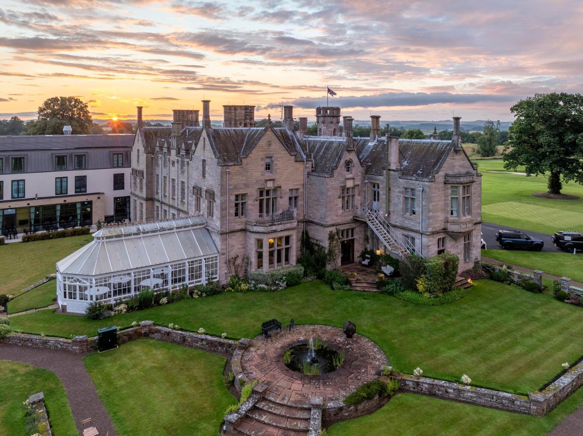 Schloss Roxburghe, Part Of Destination By Hyatt Exterior foto The hotel at sunset